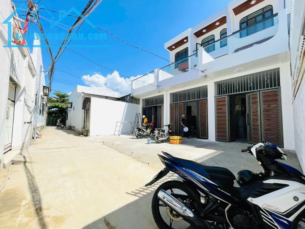 BÁN NHÀ 3 TẦNG HẺM Ô TÔ GẦN CHỢ VĨNH HẢI
- DT: 107,5m2 . DTSD: 201m2
- 
- Giá bán : 5 - 2
