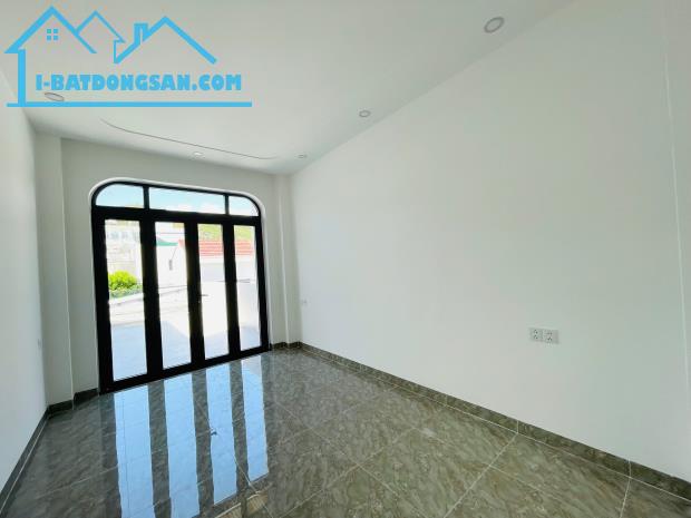 BÁN NHÀ 3 TẦNG HẺM Ô TÔ GẦN CHỢ VĨNH HẢI
- DT: 107,5m2 . DTSD: 201m2
- 
- Giá bán : 5 - 4