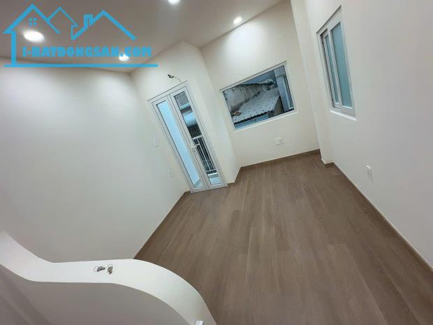 Nhà xinh sát mặt tiền trung tâm Q4
có 3 tỷ