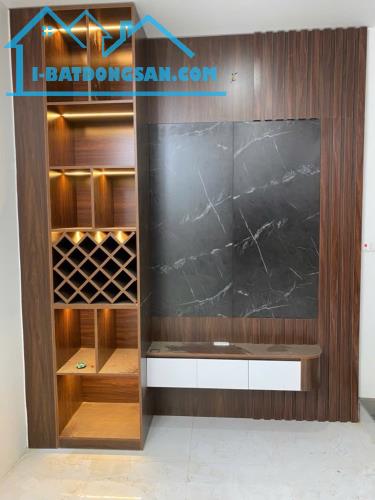 BÁT KHỐI- LONG BIÊN -NHÀ MỚI ĐẸP Ở NGAY - NỘI THẤT XỊN SÒ - NGÕ THÔNG- GIÁ 4.9 tỷ - 3