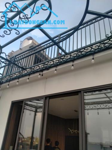Bán nhà Phạm Khắc Quảng,Giang Biên, vỉa hè, ô tô tránh, kinh doanh 43m2 chỉ 11 tỷ hơn