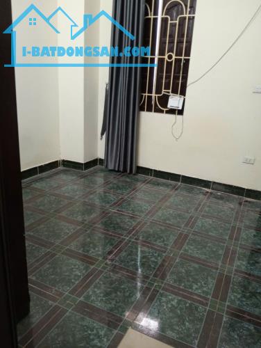 Siêu hiếm, cho thuê nhà ngõ 192 Lê Trọng Tấn 2.5 tầng x 25m2, 5 Triệu ở gđ, nhóm ít người - 1