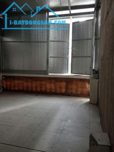 Siêu hiếm, cho thuê nhà ngõ 192 Lê Trọng Tấn 2.5 tầng x 25m2, 5 Triệu ở gđ, nhóm ít người - 4