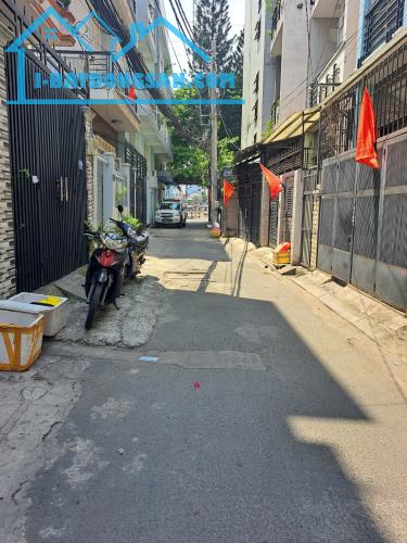 BÁN NHÀ 3 TẦNG – XE HƠI VÀO TẬN NHÀ – TRẦN XUÂN SOẠN, QUẬN 7
Diện tích: 5.5x 14m. GIÁ