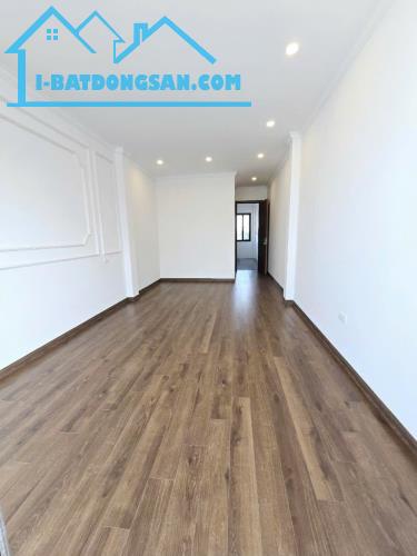 Oto thông đỗ cửa chạy vòng quanh. Thang máy sịn chạy vù vù. Nhà mới đẹp - 3