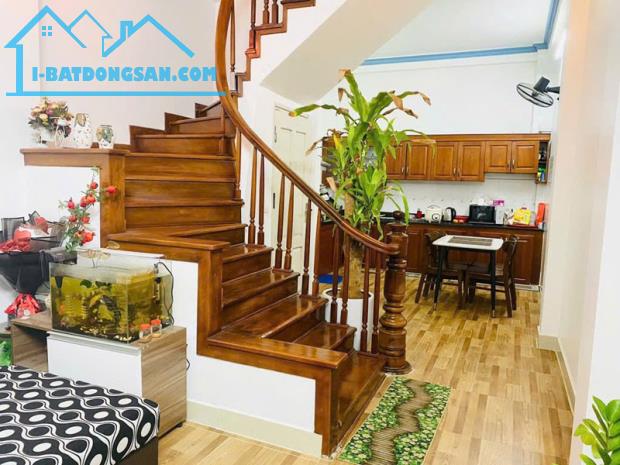 Cần bán 42,3m2 nhà 4 tầng khu TĐC Giang Biên. Đường phân lô bàn cờ, bạt ngàn tiện ích