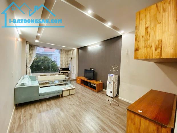 Cho thuê nhà phố Văn Cao, DT: 90m2, 4 ngủ khép kín.