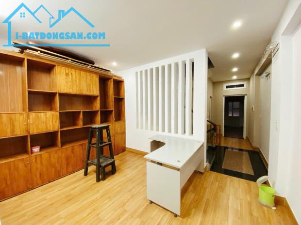 Cho thuê nhà phố Văn Cao, DT: 90m2, 4 ngủ khép kín. - 4