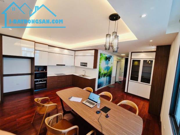 Mặt phố Hoàng Cầu - Tòa VP 8 nổi 1 hầm - Thang máy  - View hồ.