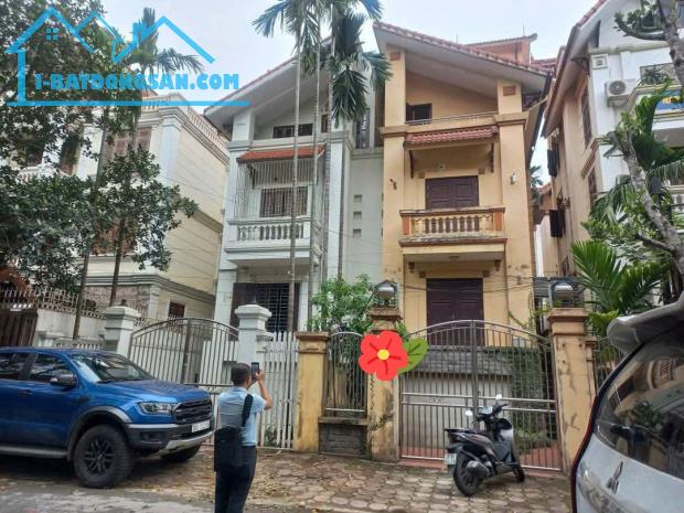 BIỆT THỰ KĐT BÁN ĐẢO LINH ĐÀM - KHU VIP DÀNH CHO GIỚI NHÀ GIÀU - VỈA HÈ RẤT RỘNG - THOÁNG