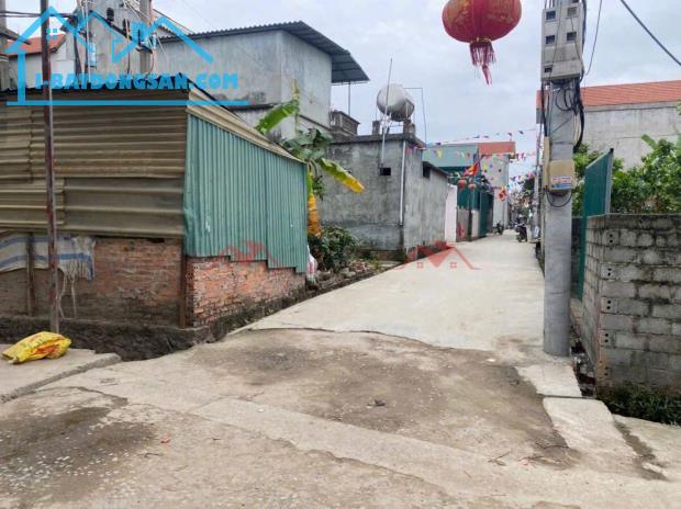 e cần bán lô đất mặt tiền đẹp 
70m đất mặt tiền + hậu 5,2m
liên hệ em : 0967594106 - - 1