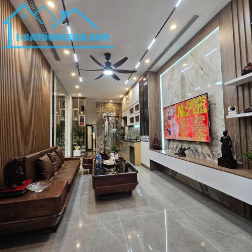 Bán nhà đẹp phố Nguyễn Sơn,sát phố,ngõ thông ba gác phóng vù vù,diện tích 40m2,nhỉnh 12tỷ