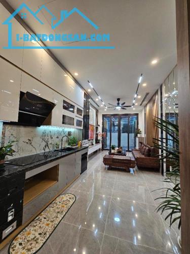 Bán nhà đẹp phố Nguyễn Sơn,sát phố,ngõ thông ba gác phóng vù vù,diện tích 40m2,nhỉnh 12tỷ - 2
