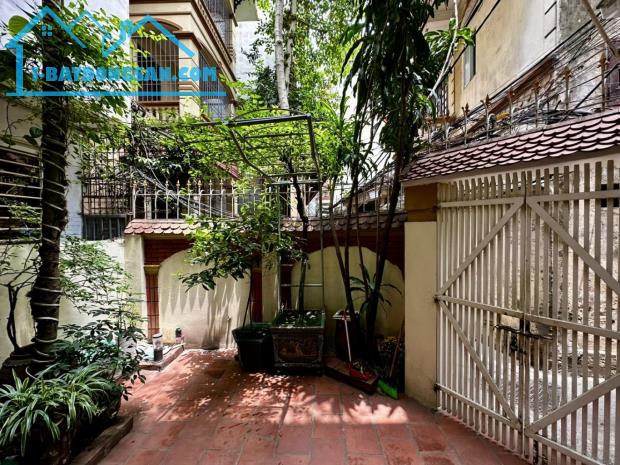 Cần bán Biệt Thự sân vườn 2 mặt ngõ khu Bách Khoa - 133/140m2 x 3 Tầng - Sổ đỏ đẹp