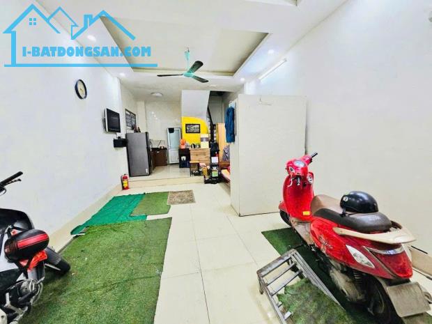 NGÕ 318 ĐÊ LA THÀNH LÔ GÓC - KINH DOANH NHỎ - NGÕ THÔNG DT 40m2 5T x MT 4.8m Giá 9.5 tỷ - 4