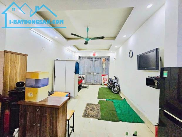 NGÕ 318 ĐÊ LA THÀNH LÔ GÓC - KINH DOANH NHỎ - NGÕ THÔNG DT 40m2 5T x MT 4.8m Giá 9.5 tỷ