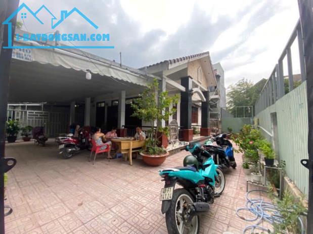 BÁN BIỆT THỰ TẶNG DÃY TRỌ CÓ THU NHẬP - 409m2 - HẺM XE HƠI - 24 TỈ - 1