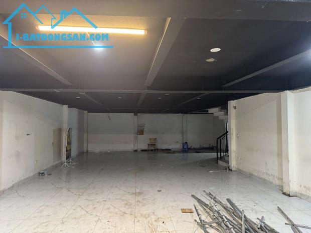 Mặt phố Lạc Long Quân - Tòa VP 5 tầng - MT rộng - Sổ nở hậu.