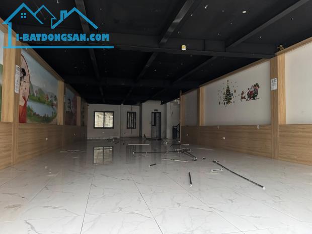 Mặt phố Lạc Long Quân - Tòa VP 5 tầng - MT rộng - Sổ nở hậu. - 2