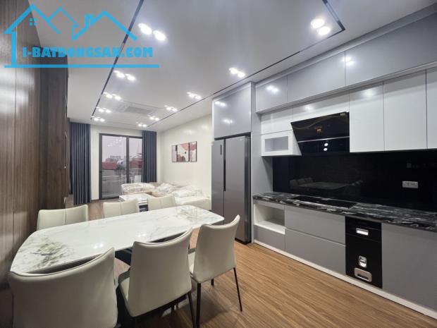 Bán nhà hơn 9 tỷ phố Nguyễn Văn Cừ, Thang máy, Gara, full nội thất, DT: 45m2, Ô tô.
