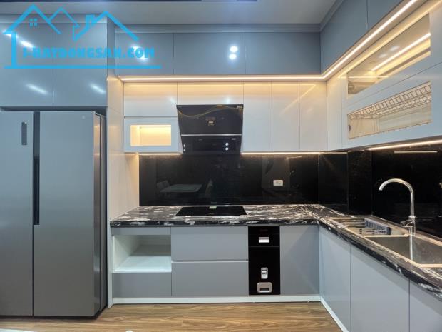 Bán nhà hơn 9 tỷ phố Nguyễn Văn Cừ, Thang máy, Gara, full nội thất, DT: 45m2, Ô tô. - 1