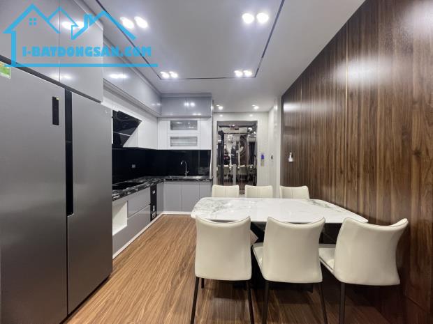 Bán nhà hơn 9 tỷ phố Nguyễn Văn Cừ, Thang máy, Gara, full nội thất, DT: 45m2, Ô tô. - 2