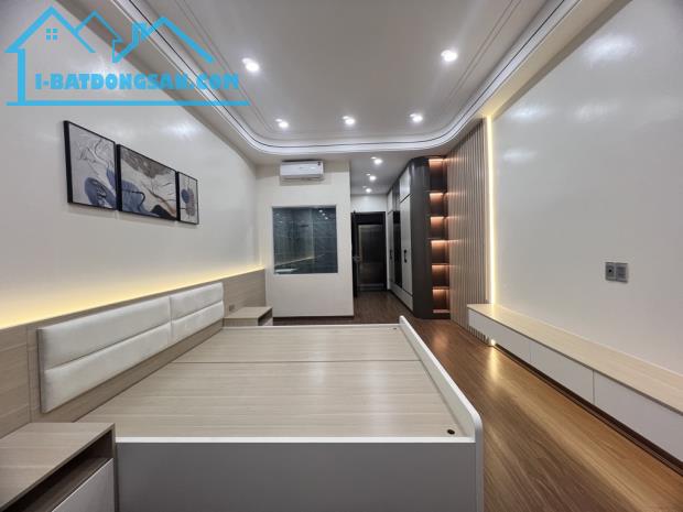 Bán nhà hơn 9 tỷ phố Nguyễn Văn Cừ, Thang máy, Gara, full nội thất, DT: 45m2, Ô tô. - 3