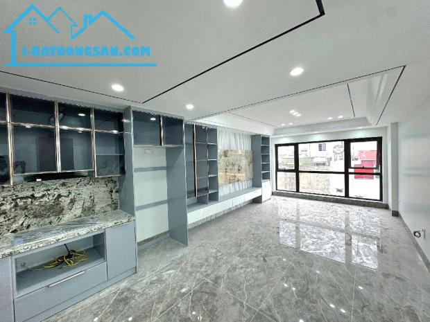 Bán nhà hơn 9 tỷ phố Nguyễn Văn Cừ, Thang máy, Gara, full nội thất, DT: 45m2, Ô tô. - 4