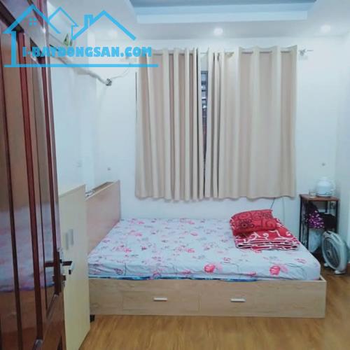 Cho thuê nhà ngõ 467 Lĩnh Nam Hoàng Mai 30m x 5 tầng, giá 9tr/tháng