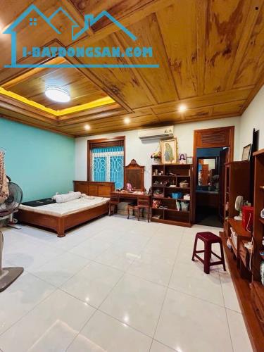 Bán gấp nhà đẹp ở ngay khu Đường số Q.7, xe hơi ngủ nhà, 120m2, ngang 6m, SHR, chỉ 24 tỷ.