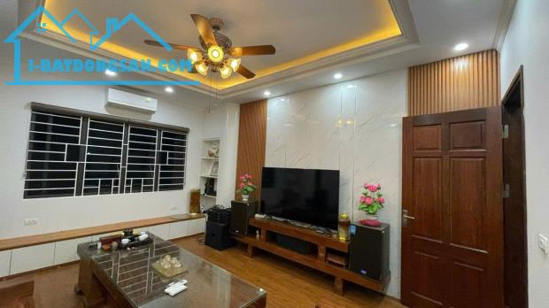 Bán nhà MẶT PHỐ Bùi Xương Trạch, THANH XUÂN – 70M² x 4 TẦNG, sau nhà là hồ - 23 tỷ.