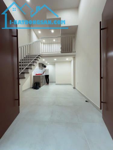 Nhà xinh sát mặt tiền trung tâm Q4
có 3 tỷ