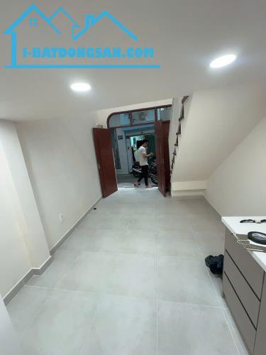 Nhà xinh sát mặt tiền trung tâm Q4
có 3 tỷ - 1