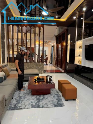 + Biển Nguyễn Tất Thành, Nhà 3 tầng mới xây nội thất châu âu siêu đẹp, 300m, gần  khu vui
