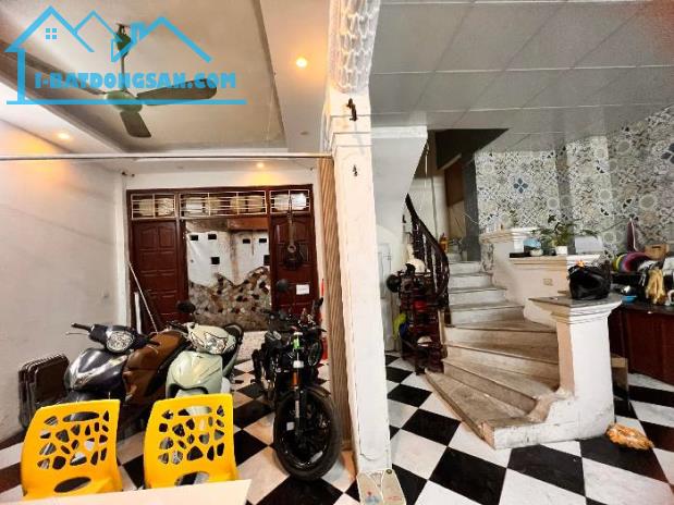 BÁN NHÀ TRẦN QUÝ CÁP - ĐỐNG ĐA 41m – XE BAGAC ĐỖ CỬA – 20M RA MẶT PHỐ