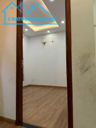 Chính chủ cần bán căn hộ 312 Lạc Long Quân, Quận 11, 70m2, 2PN, 2.835 tỷ, có sổ hồng.