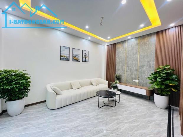 Bán nhà Hoàng Mai - nhà mới ngõ thông tứ phía thuận tiện , dt 35M giá 8.3 tỷ SĐCC