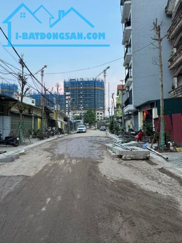 Bán nhà An Dương Vương dt 56m 3 tầng  8.8m mặt tiền giá 12 tỷ xíu Tây Hồ