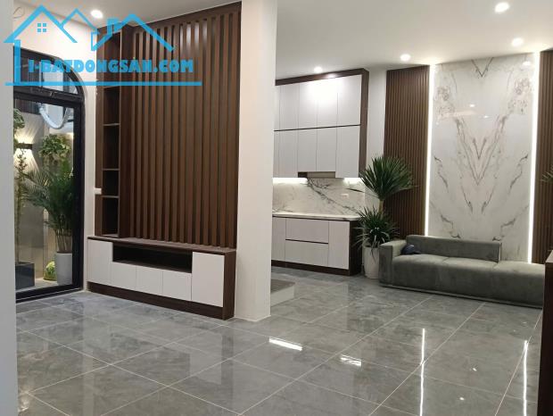 Hạ 1 tỷ nhà 50m ra phố Lạc Long Quân Cầu Giấy ngõ to thông 5T 48m2 MT 5.2m đủ nội thất