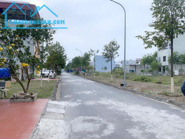 Cơ hội sở hữu song song hai lô đất liền kề, vị trí đắc địa tại khu đô thị Liêm Chính,