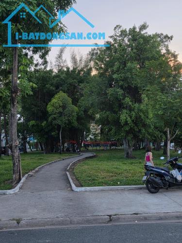Bán nhà Mặt Tiền Khu Tên Lửa 2 Tầng 4.5x22M. Dòng tiền 30triệu. Giá 9.9Tỷ