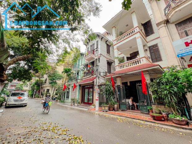 Bán nhà Đại Kim, 80m2, lô góc, 2 mặt đường ô tô tránh. Nhà đẹp ở ngay