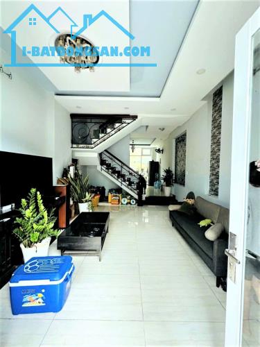9 TỶ HƠN - NHÀ ĐẸP QUẬN 10 - XE HƠI VÀO NHÀ - NGAY CHỢ HÒA HƯNG - 57M2 2 TẤM - MỞ VP CTY
