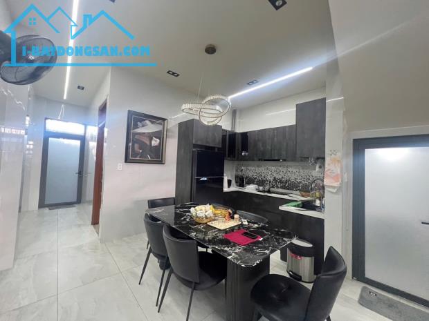 Bán nhà 3 tầng đẹp 91m2, ngay CD Công Thương Q9, hẻm oto 7 chỗ, 7.x tỉ - 3