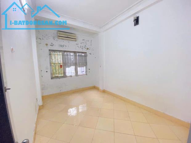 Cho thuê nhà nguyên căn ngõ 111 Giáp Bát 4 tầng x 35m2, 5 ngủ, 10.5tr ở gđ, nhóm - 3