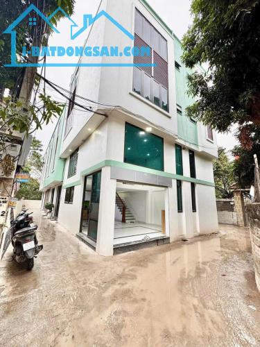 Nhà 5 tầng nằm mặt ngõ, ô tô vào, cách trục chính chỉ 30m.