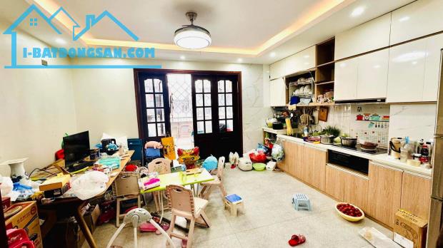 CẦN BÁN GẤP NHÀ MẶT PHỐ NGUYỄN CHÍNH - 5