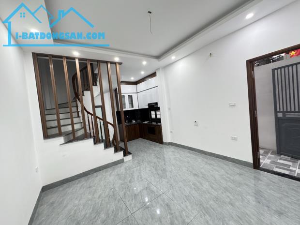 BÁN NHÀ-#NGỌCTHUY#- LÔ GÓC-Ô TÔ ĐỖ CỔNG - GIÁ 6TỶ NHỈNH  Vị trí trung tâm Ngọc Thuỵ - 4
