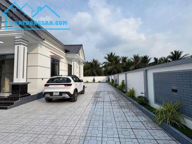 Nhà mái thái, sân vườn 3PN đường ô tô tặng full nội thất hỗ trợ ngân hàng
