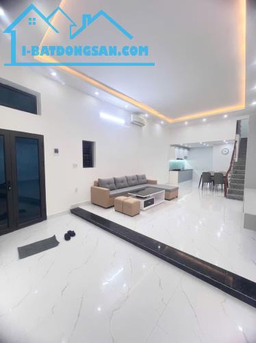 NHÀ ĐỘC LẬP CHỢ CỘT ĐÈN - LÊ CHÂN